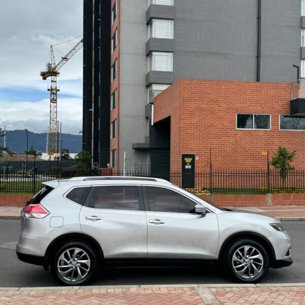 NISSAN XTRAIL EXCLUSIVE - Image 4