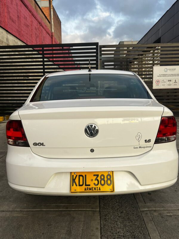 VOLKSWAGEN GOL SEDAN - Image 4